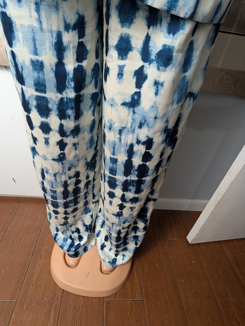 House of Harlow 1960 blue and white tie-dye satin blazer and pants set. Size M - Picture 3 of 10